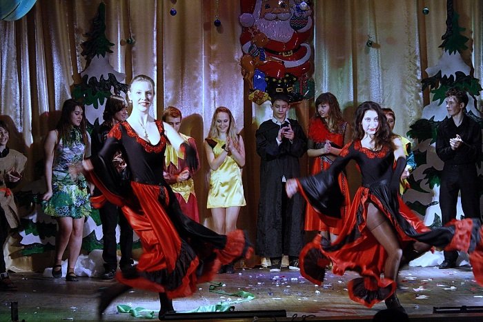 Выступление школы 3 на конкурсе А ну-ка, пары в Алуште. Фото Александра Воротнюка.